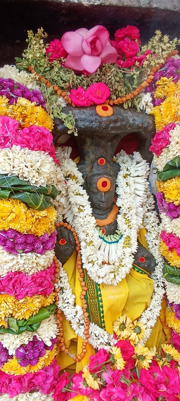தட்சிணாமூர்த்திக்கு அபிஷேக அலங்காரங்கள் மற்றும் தீபாரதனை