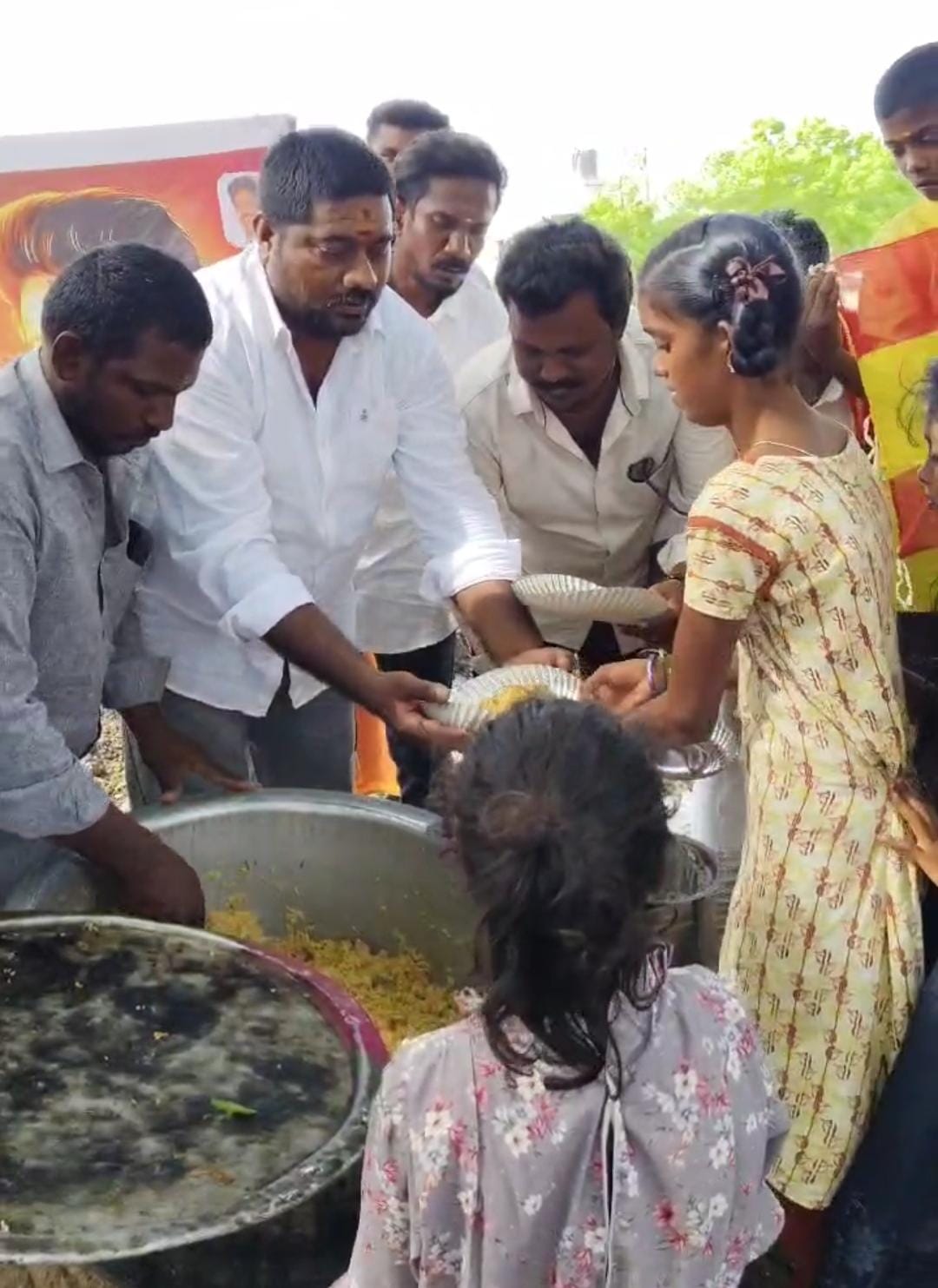 நமது உலக பட்டினத்தை முன்னிட்டு பிரியாணி வழங்கப்பட்டது 