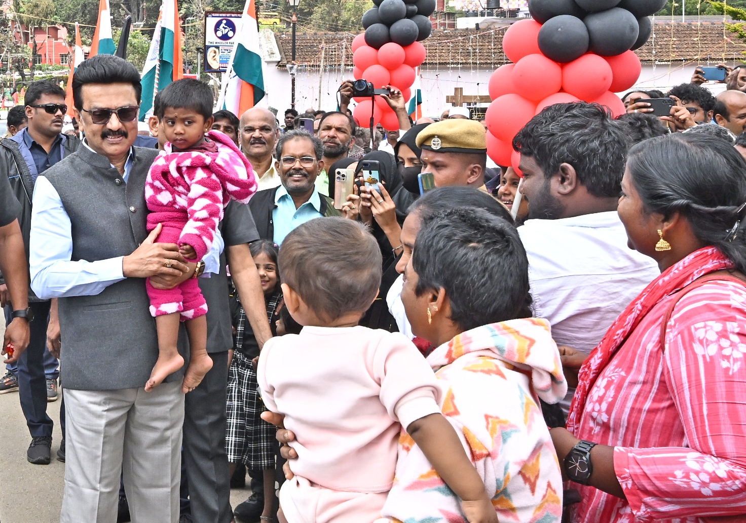 முதல்வர் ஸ்டாலினுக்கு பொதுமக்கள் வரவேற்பு