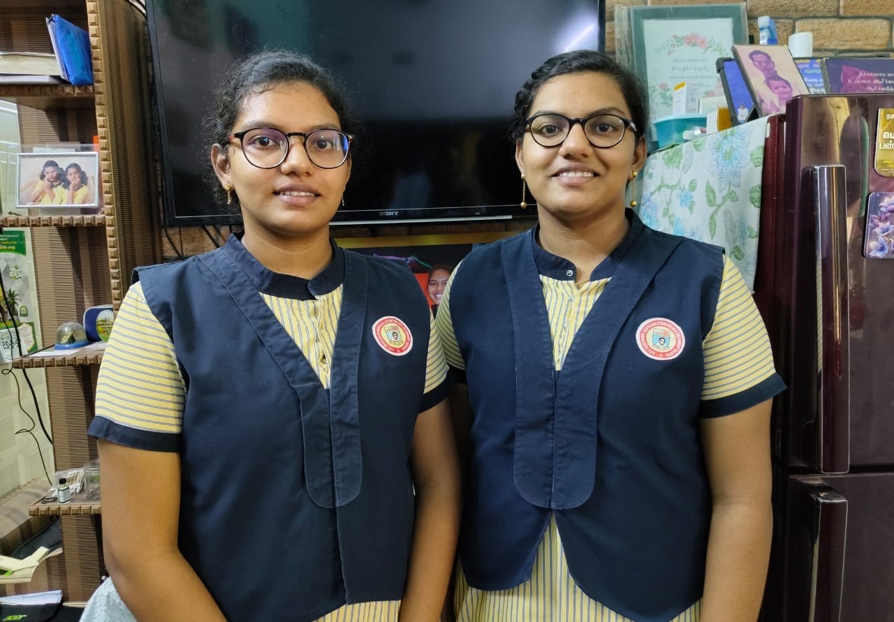 பிளஸ் 2 தேர்வில் ஒரே மாதிரி மார்க்   இரட்டை சகோதரிகள் ஆச்சரிய சாதனை