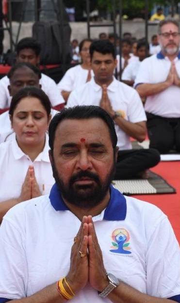 புதுச்சேரி காந்தி சிலை முன் நடந்த யோகா நிகழ்ச்சி