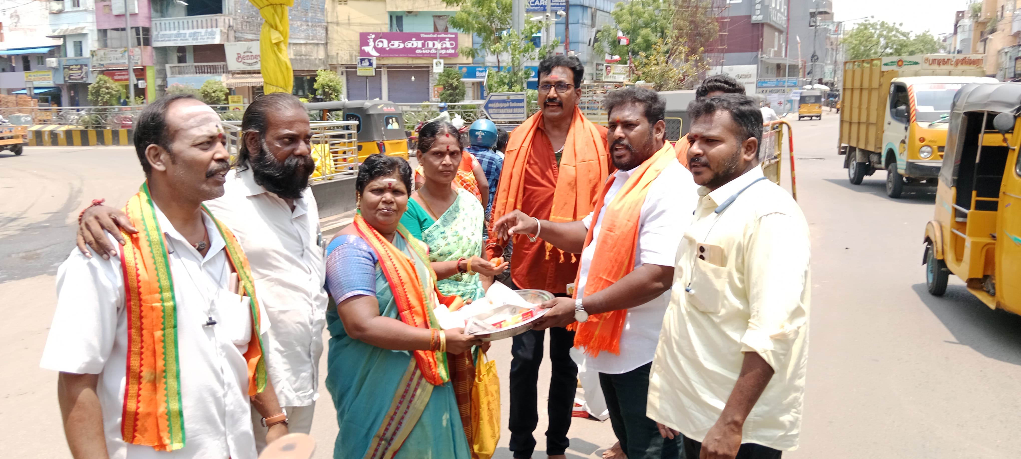 பாகிஸ்தான் பயங்கரவாத தாக்குதலுக்கு இந்தியா பதிலடி! பாரத் முன்னணி இனிப்பு வழங்கி கொண்டாட்டம்