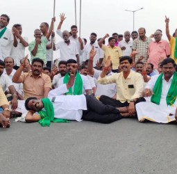 பா.ம.க.வினர் காவல் நிலையம் முன் சாலை மரியல்