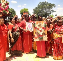 மேல்மருவத்தூர் ஆதிபராசக்தி வழிபாட்டு மன்றத்தில் பெண்கள் கஞ்சிக்கலயம், தீச்சட்டி, முளைப்பாரி ஊர்வலம்