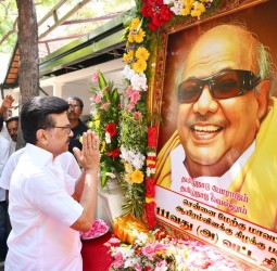 கருணாநிதி உருவப்படத்துக்கு மலர் தூவி முதல்வர் ஸ்டாலின் மரியாதை