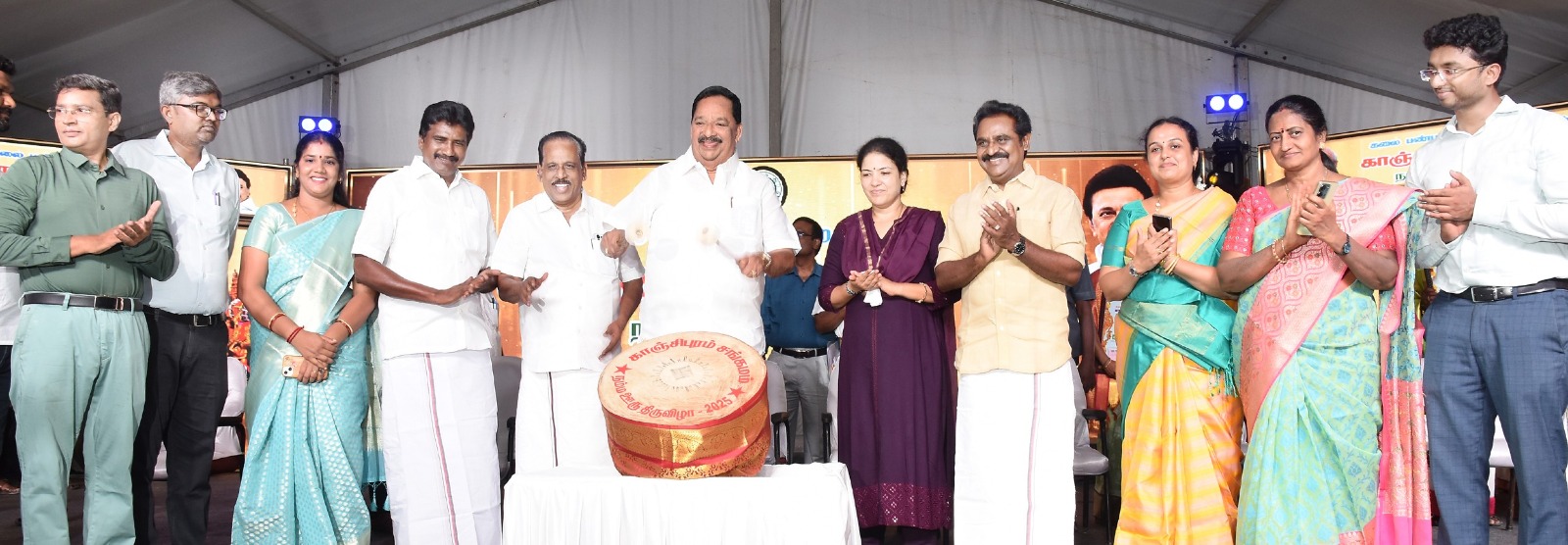காஞ்சிபுரம் கலெக்டர் அலுவலக வளாகத்தில் கலை பண்பாட்டுத் துறையின் சார்பில் காஞ்சி சங்கமம் நிகழ்ச்சி