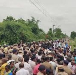 ரெயில்வே தண்டவாளத்தில் அமர்ந்து பொதுமக்கள் போராட்டம்- ஆள் இல்லாத ரெயில்வே கேட்டை மூட வலியுறுத்தல்