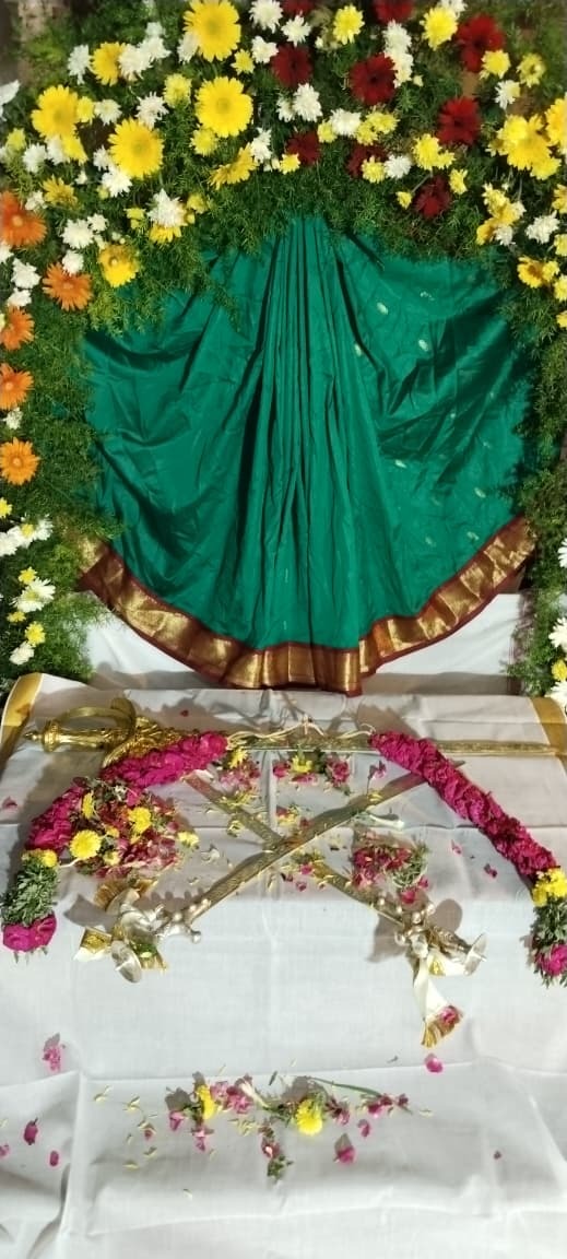 சோழபுரம் அறம்வளர்த்த நாயகி அம்மன் கோவிலில் கவுரிபீடத்தில் வாள்களுக்கு சிறப்பு பூஜை