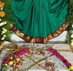 சோழபுரம் அறம்வளர்த்த நாயகி அம்மன் கோவிலில் கவுரிபீடத்தில் வாள்களுக்கு சிறப்பு பூஜை