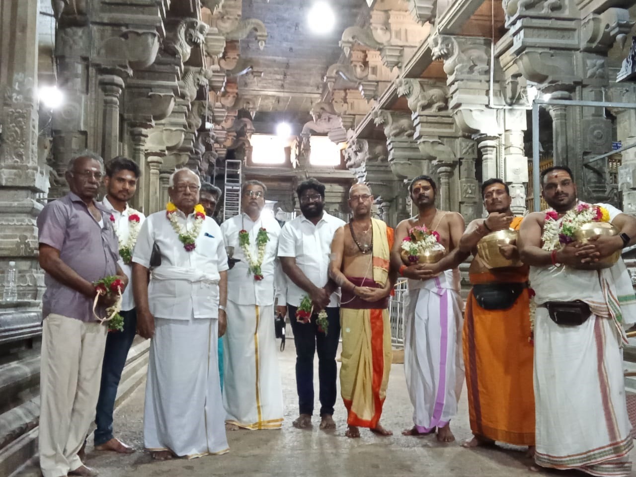 ராமநாதசுவாமி கோயிலில் ராமநாதசுவாமி மற்றும் பர்வதவர்தினி அம்பாளுக்கு காசி திருவேணி சங்கமத் தீர்த்தத்தால் சிறப்பு அபிஷேகம்