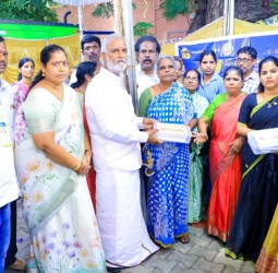 உங்களுடன் ஸ்டாலின்" திட்ட முகாம் .. கர்ப்பிணிகளுக்கு ஊட்டச்சத்து பெட்டகத்தை அமைச்சர் சேகர் பாபு வழங்கினார்