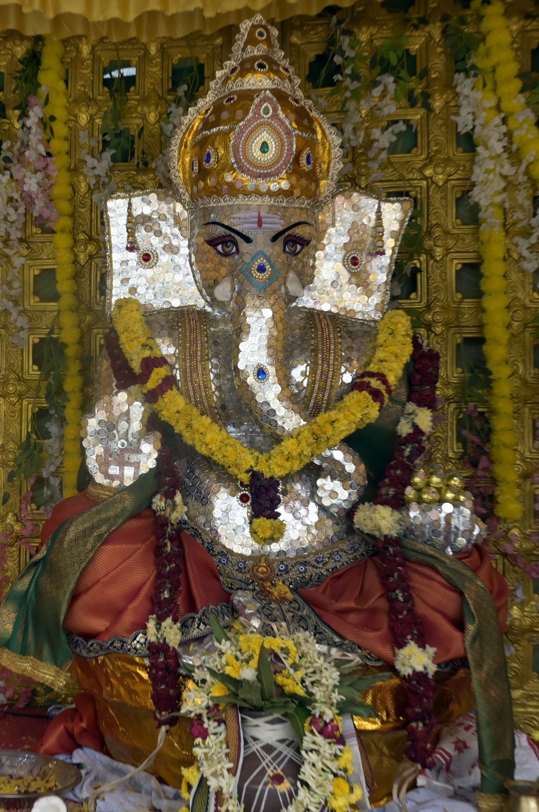 ரூ.3 லட்சம் செலவில் ஐந்தரை அடி உயரத்தில், 2 கிலோ 750 கிராம் எடையிலான வெள்ளி நாணயங்களால் ஆன விநாயகர் சிலை