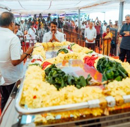 இல.கணேசன் உடலுக்கு மாநில பாஜக தலைவர் நயினார் நாகேந்திரன் அஞ்சலி