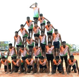 சுதந்திர தின விழாவில் மாணவர்களின் மனித கோபுரம்