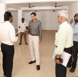 புதிய பால் பண்ணை திட்டப்பணிகளை கலெக்டர் இளம்பகவத் ஆய்வு