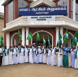 தஞ்சாவூரில் விவசாயிகள் நேற்று ஆர்ப்பாட்டம்