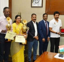 விருதுகளை முதல்வர் ஸ்டாலினிடம் அமைச்சர் ராஜேந்திரன் காண்பித்து வாழ்த்து