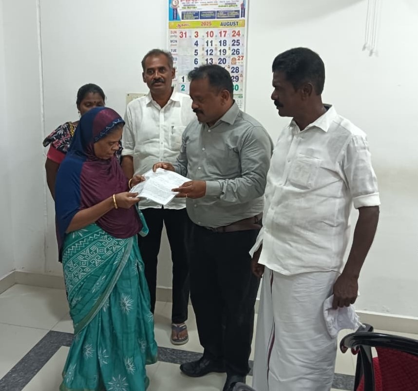 ஸ்ரீவைகுண்டம் தாசில்தார் ரத்னசங்கர் வீடு தேடிச்சென்று பட்டா வழங்கினார்