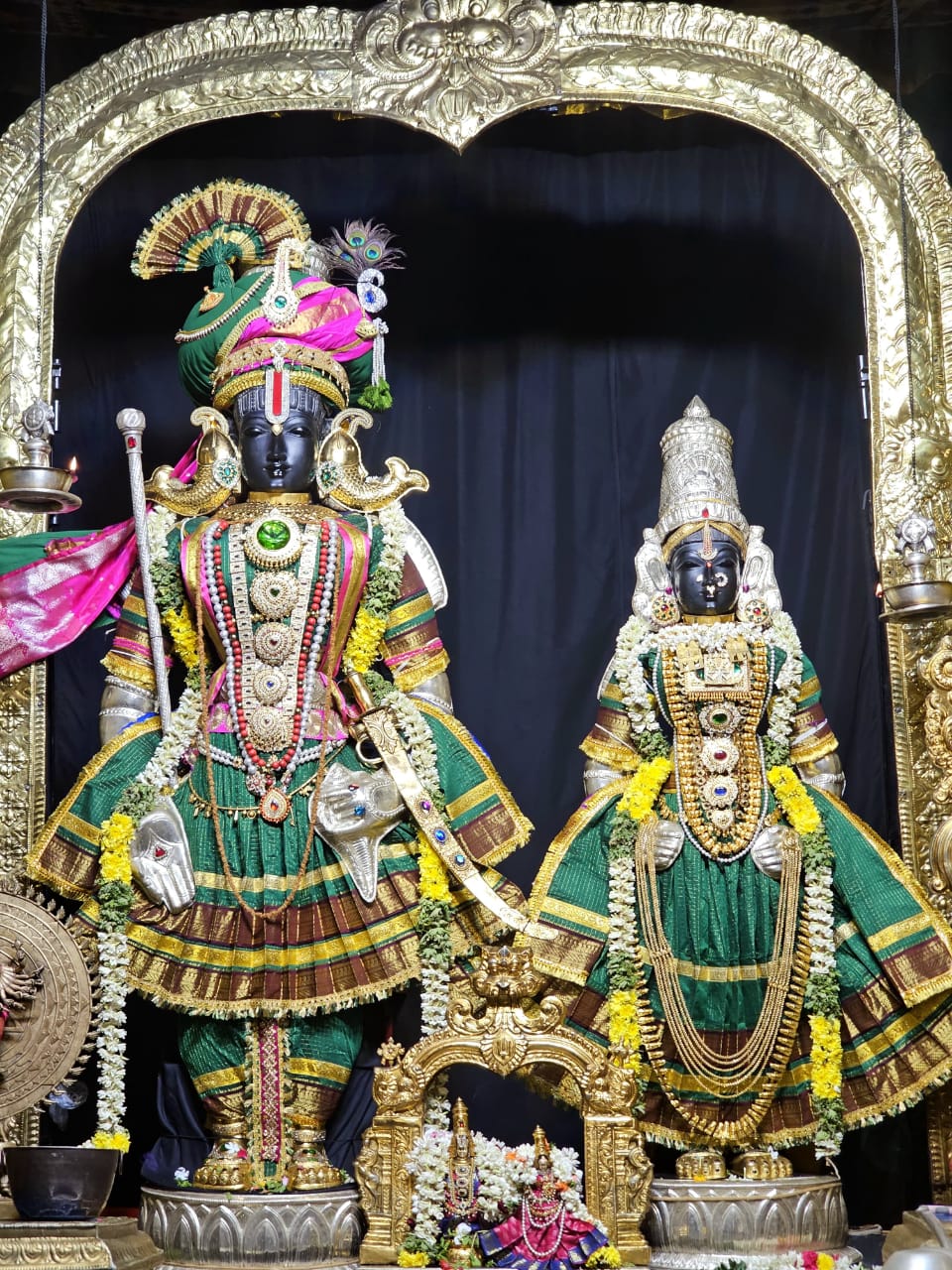 கம்பீரமாக நிற்கும் பாண்டுரங்கன் ருக்மாயி