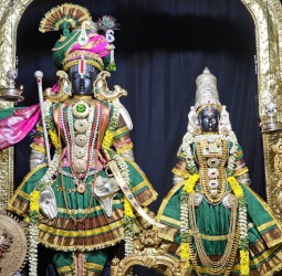 கம்பீரமாக நிற்கும் பாண்டுரங்கன் ருக்மாயி