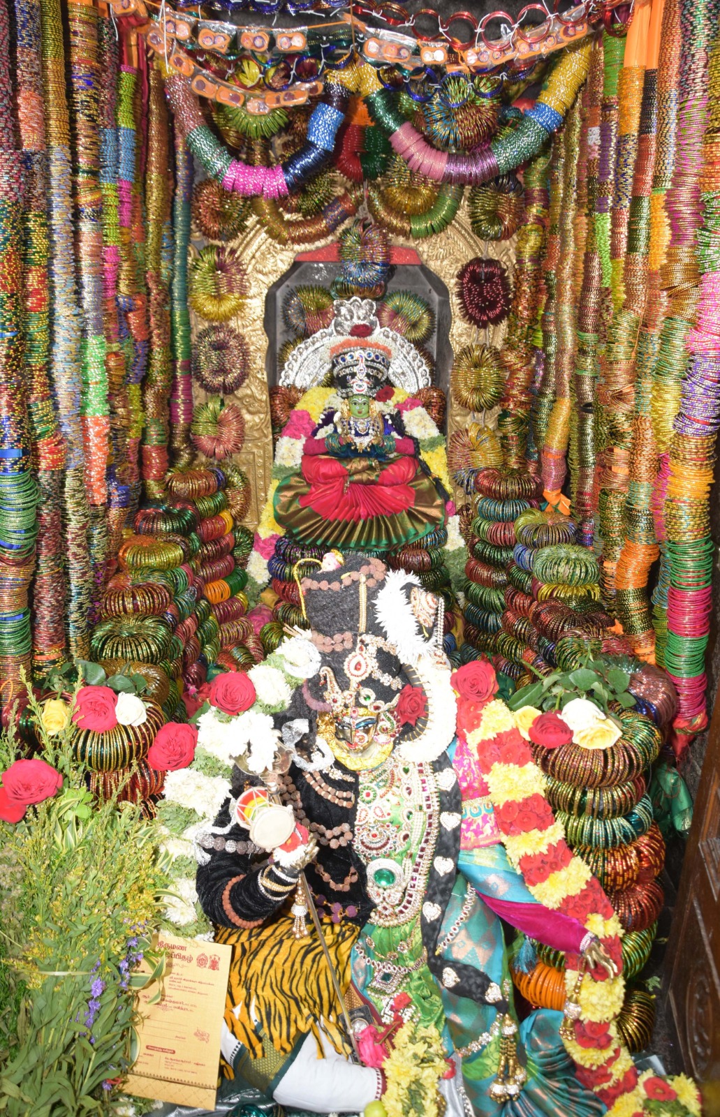 புதுப்பேட்டை பெரிய மாரியம்மன் வளையல் அலங்காரத்தில் அருள்பாலித்தார்