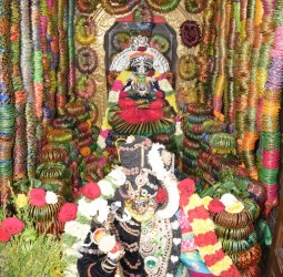 புதுப்பேட்டை பெரிய மாரியம்மன் வளையல் அலங்காரத்தில் அருள்பாலித்தார்