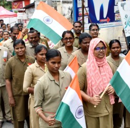 தபால் நிலையத்தில் தேசிய கொடி விற்பனை