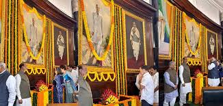 ராஜீவ் காந்தி பிறந்த நாள்: நாடாளுமன்ற வளாகத்தில் காங்கிரஸ் தலைவர்கள் அஞ்சலி