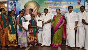 விஜயகாந்த் பிறந்த நாளில் ஏழைகளுக்கு தள்ளுவண்டி, இஸ்திரிப்பெட்டி, தையல் யந்திரம்: பிரேமலதா வழங்கினார்