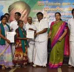 விஜயகாந்த் பிறந்த நாளில் ஏழைகளுக்கு தள்ளுவண்டி, இஸ்திரிப்பெட்டி, தையல் யந்திரம்: பிரேமலதா வழங்கினார்