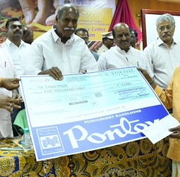 புதுவையில் நெசவாளர்களுக்கு நலத்திட்ட உதவிகள்