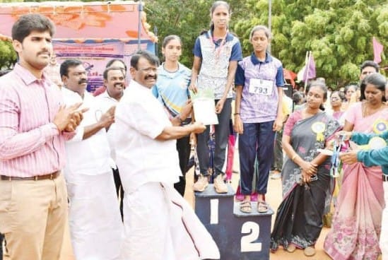 ஆவடியில் நடந்த தடகள போட்டியில் வெற்றி பெற்ற மாணவிகளுக்கு அமைச்சர் நாசர் பதக்கம், சான்றிதழ்களை வழங்கினார்