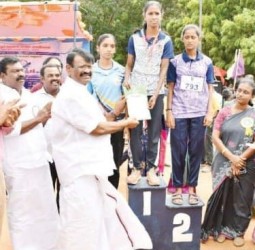 ஆவடியில் நடந்த தடகள போட்டியில் வெற்றி பெற்ற மாணவிகளுக்கு அமைச்சர் நாசர் பதக்கம், சான்றிதழ்களை வழங்கினார்