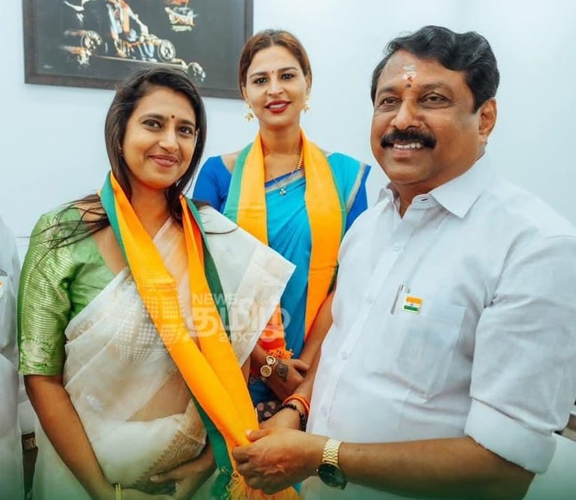 உத்தமர் காந்தியடிகளின் திருவுருவச் சிலைக்கு கலெக்டர் பிரவீன்குமார் மாலை அணிவித்து மரியாதை