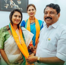 உத்தமர் காந்தியடிகளின் திருவுருவச் சிலைக்கு கலெக்டர் பிரவீன்குமார் மாலை அணிவித்து மரியாதை