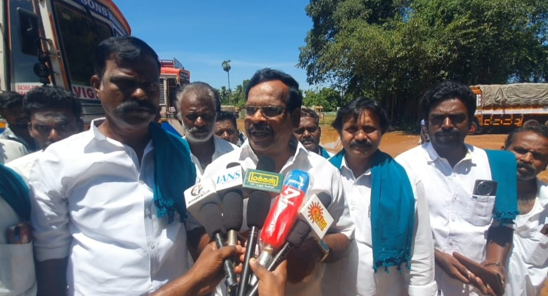 குடவாசல் நேரடி நெல் கொள்முதல் நிலையம் மற்றும் நெல் கிடங்கிற்கு செல்லும் சாலையை போர்க்கால அடிப்படையில் சீரமைக்க வேண்டும்