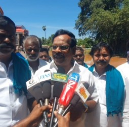 குடவாசல் நேரடி நெல் கொள்முதல் நிலையம் மற்றும் நெல் கிடங்கிற்கு செல்லும் சாலையை போர்க்கால அடிப்படையில் சீரமைக்க வேண்டும்