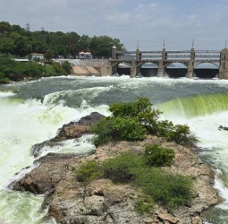 மேட்டூர் அணை முழு கொள்ளவை எட்டியதால் தண்ணீர் சீறிப்பாய்ந்த காட்சி