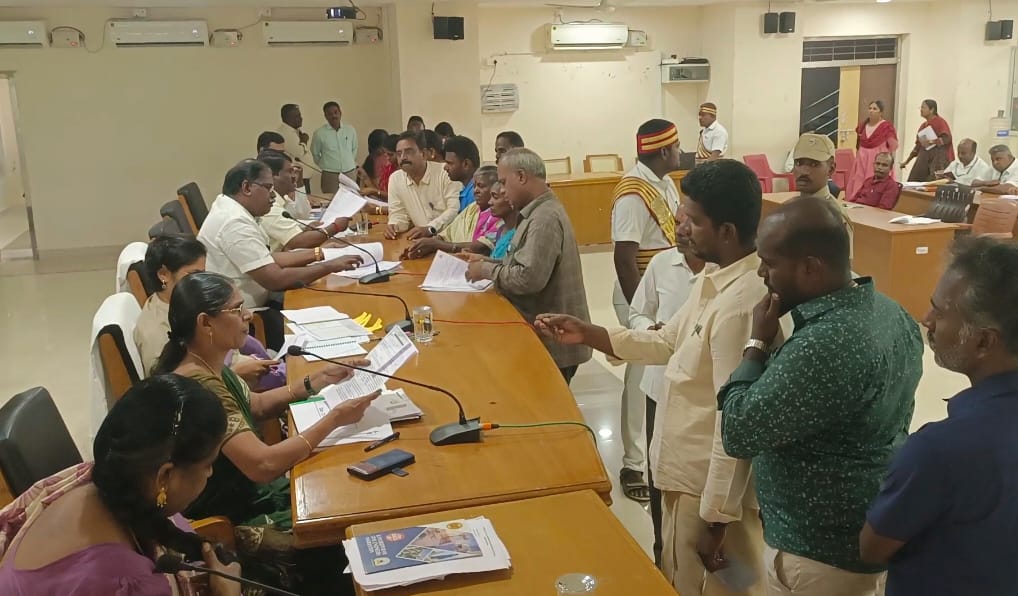 ராணிப்பேட்டை மாவட்டம் ஆற்காடு பகுதியைச் சேர்ந்த ஆவின் பால் முகவர்கள் கூட்டாக மனு