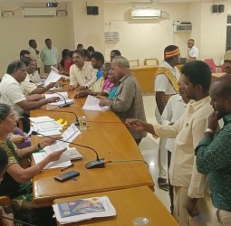 ராணிப்பேட்டை மாவட்டம் ஆற்காடு பகுதியைச் சேர்ந்த ஆவின் பால் முகவர்கள் கூட்டாக மனு