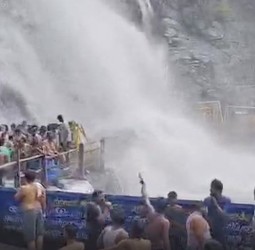 குற்றாலம் மெயின் அருவியில் திடீரென வெள்ளப்பெருக்கு