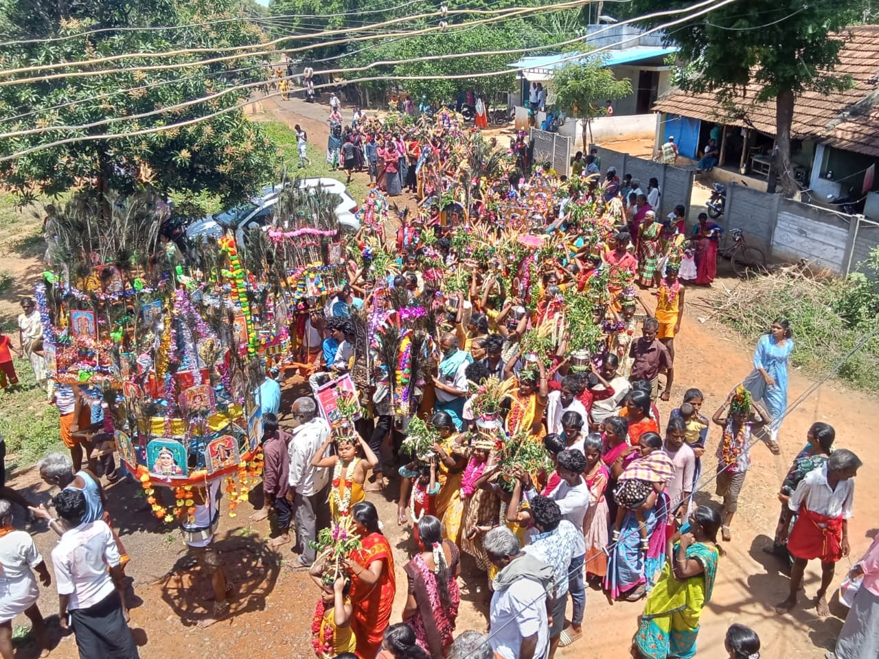 வில்லாயி அம்மன் கோவிலுக்குநேற்று பக்தர்கள் பால்குடம்