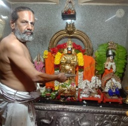 தங்கக் கவசத்தில் ஸ்ரீ பக்த ஆஞ்சநேயர்