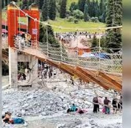 சீனாவில் தொங்குபாலம் அறுந்து விபத்து - 5 பேர் உயிரிழப்பு