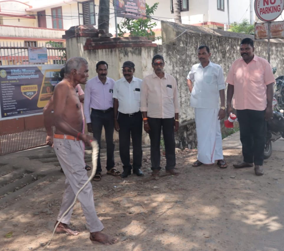 குமரி மாவட்ட அன்புதேசம் மக்கள் இயக்கம் சார்பில் சாட்டையால் அடித்து நூதன போராட்டம்