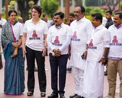 நாடாளுமன்ற வளாகத்தில் எதிர்க்கட்சி எம்.பி.க்கள் போராட்டம்