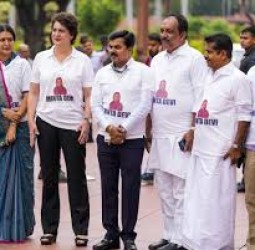 நாடாளுமன்ற வளாகத்தில் எதிர்க்கட்சி எம்.பி.க்கள் போராட்டம்