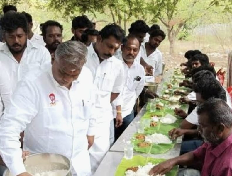 தவெக மாநாடு நடப்பதையொட்டி, வலையங்குளம் பகுதியிலுள்ள ஏர்போர்ட் கருப்புச்சாமி கோவிலில் கிடா வெட்டி பொதுமக்களுக்கு விருந்தளிக்கப்பட்டது