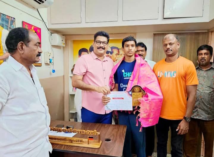 இறகுப்பந்து போட்டியில் வெற்றி பெற்றவர் பொன் கௌதம சிகாமணியிடம் வாழ்த்து