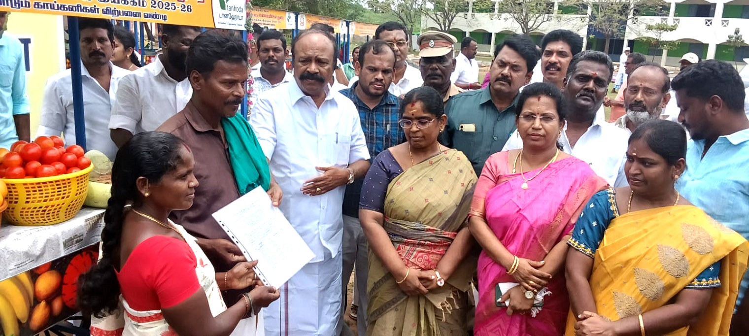 சிவகங்கை மாவட்டம் திருப்புத்தூரில் நடமாடும் காய்கறி - கனிகள் வண்டிகள் வழங்கும் விழா